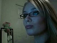 Hbsche blonde Studentin nackt vor der Webcam