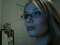 Hübsche blonde Studentin nackt vor der Webcam
