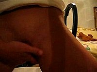Blondes Mädchen fingert sich ihre Muschi vor der Webcam