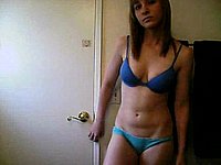 Emily (18) beim Privat Strip - Geiles Mädchen zieht sich nackt aus
