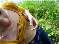 Geiles Mädchen befriedigt ihren Freund mit Hand und Mund