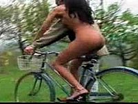 Das Sex Fahrrad mit einem Gummipimmel auf dem Sattel