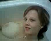 Geiles Mädchen mit dicken Titten in der Badewanne
