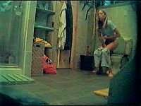 Geiles Mädchen heimlich im Badezimmer gefilmt