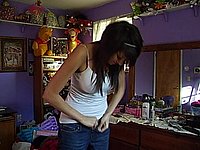 Mädchen (18) zieht sich zum ersten Mal vor der Webcam aus