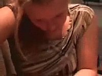 Blondes Mädchen beim Schwanz blasen und Titten ficken