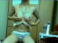 Geiles Mädchen (18) zieht sich vor ihrer Webcam nackt aus