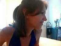 Analgeiles Luder verwöhnt sich vor der Webcam Anal