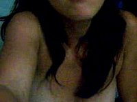 Junges Mädchen (18) zieht sich nackt vor ihrer Webcam aus