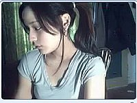 Geiles Mädchen (18) zieht sich vor ihrer Webcam nackt aus