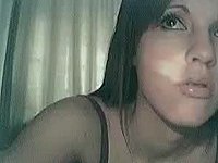 Junges geiles Mädel befriedigt sich anal vor ihrer Webcam