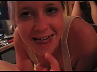 Hübsche Blondine beim Sperma blasen