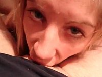 Blondes Mädchen beim Sperma blasen