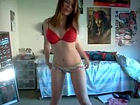 Mädchen (18) zieht sich vor der Webcam nackt aus