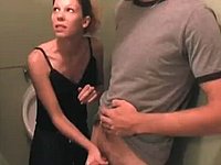 Unbekannte beim Handjob auf der öffentlichen Toilette