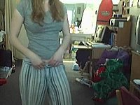 Geiles Mädchen zieht sich vor der Webcam nackt aus