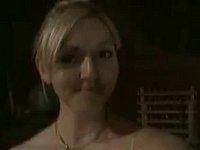 Blondine zieht sich vor der Webcam nackt aus