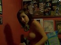 Geiles Mädchen filmt sich beim Muschi fingern