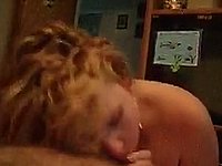 Geile Schwanzbläserin beim Sperma lutschen