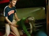 Schulmädchen fickt mit ihrem Freund herum