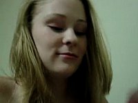 Blondes Mädchen beim Sperma blasen