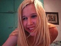 Blondine zieht sich vor ihrer Webcam nackt aus