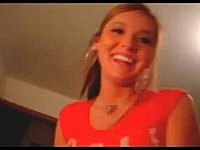 Hübsche Blondine beim Schwanz lutschen