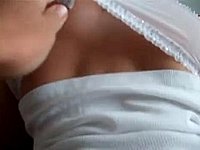 Blondes geiles Mädel beim Schwanz melken