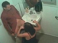 Heimlich beim Blowjob in öffentlicher Toilette gefilmt