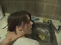 Schlampe lässt sich in der öffentlichen Toilette ficken