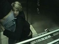 Junges geiles Mädchen - Blowjob im Fahrstuhl