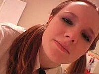 Schulmädchen (18) zeigt dir ihre nackten Titten und ihre kleine Muschi